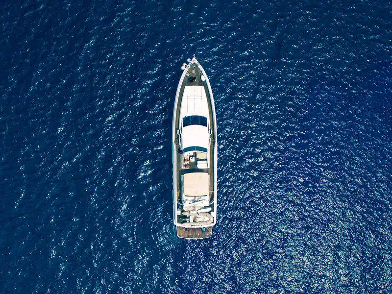 Vista aérea de un yate a motor navegando en mar abierto