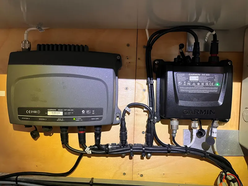 Radio VHF Garmin 300i AIS y transpondedor Garmin AIS 800 instalados y conectados a NMEA 2000