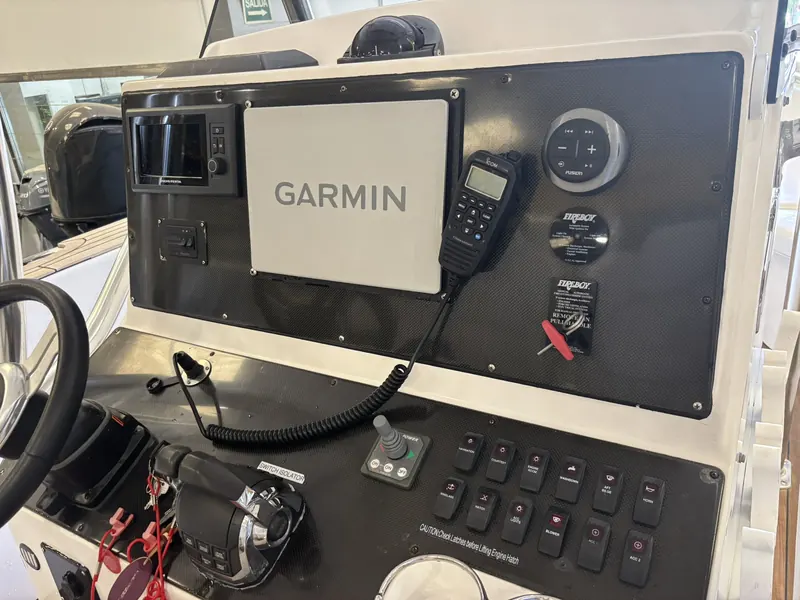 Consola de gobierno con plotter Garmin y radio VHF