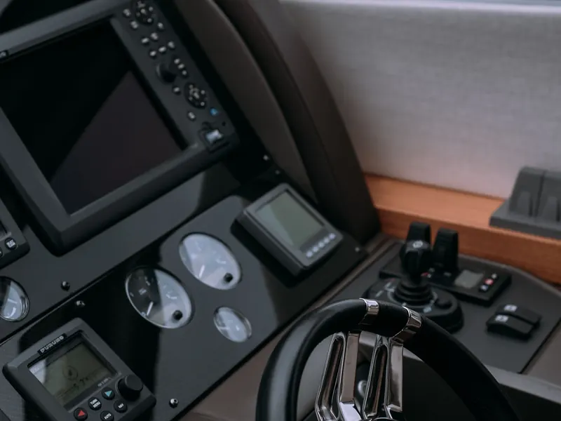 Puesto de gobierno de un yate con plotter, piloto automático e instrumentos