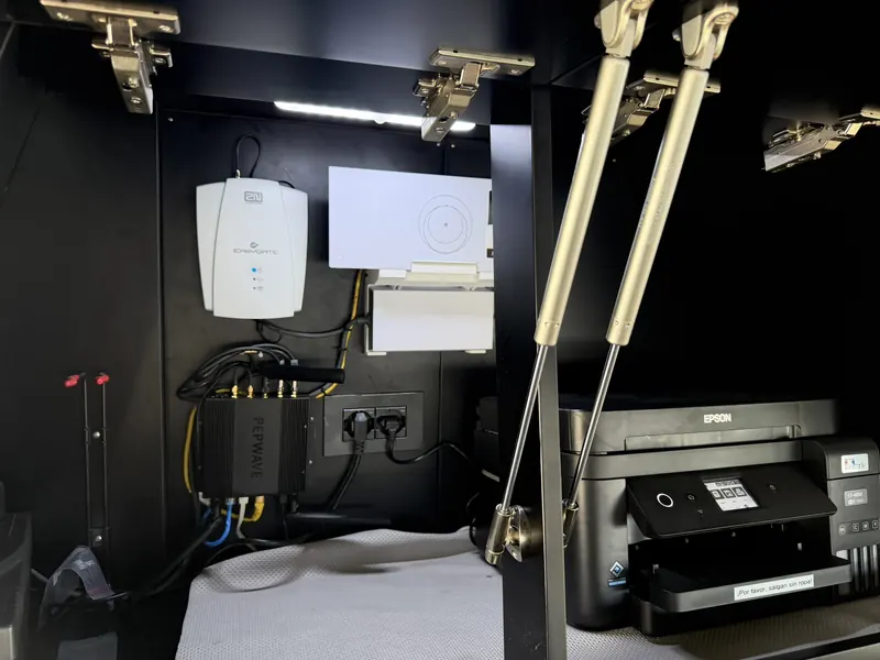 Armario de red a bordo con router, switch y equipos de internet por satélite