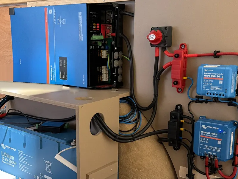 Sistema Victron Energy: inversor-cargador MultiPlus, batería de litio, regulador de carga solar MPPT y cargador DC-DC Orion