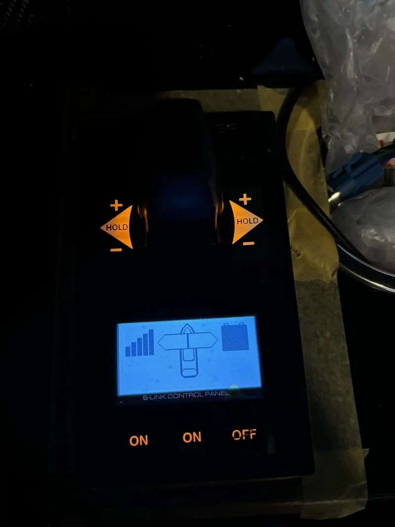 Panel de control de la hélice de proa con pantalla iluminada