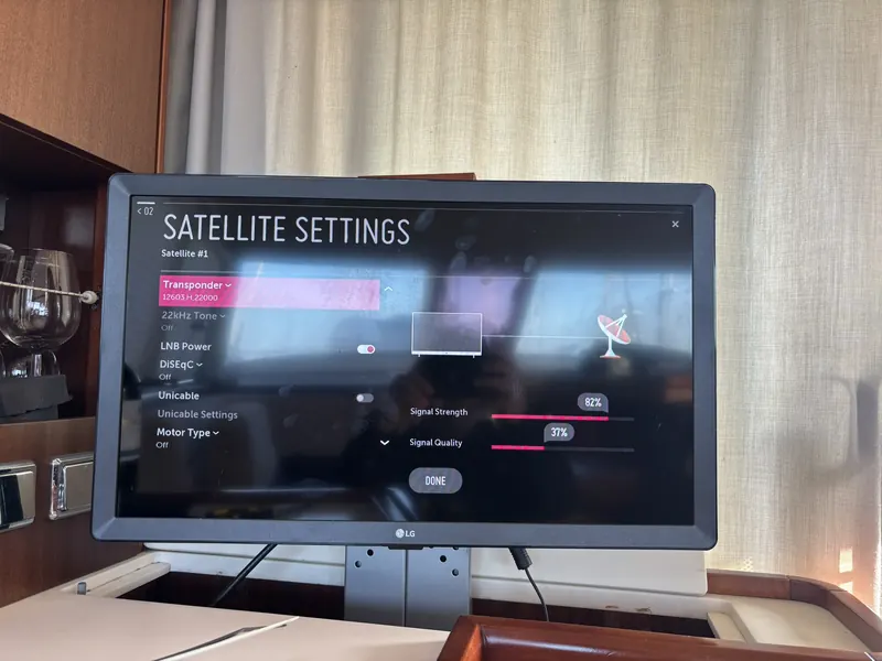 Pantalla de configuración del receptor de TV por satélite en el salón de un yate