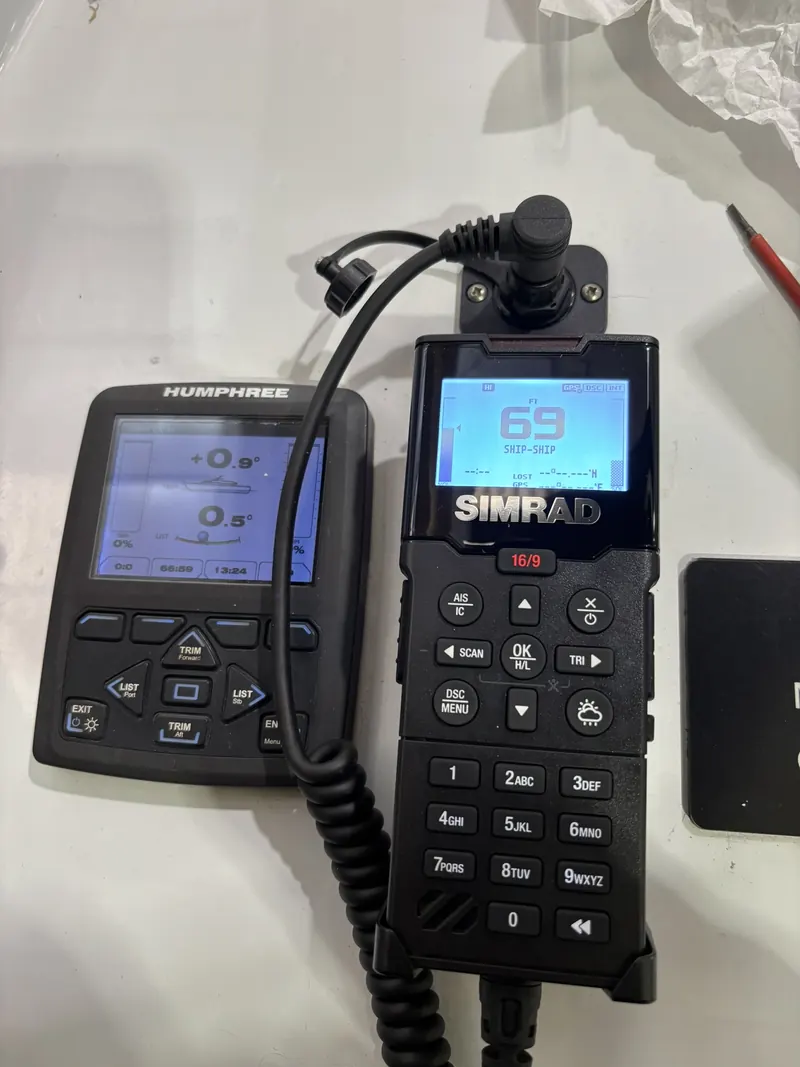 Microteléfono VHF Simrad y estación remota durante su instalación