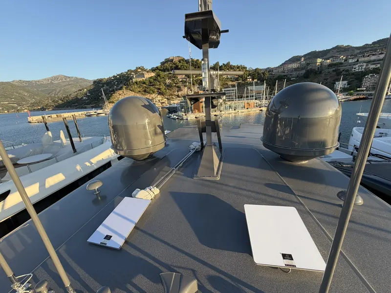 Dos antenas Starlink Maritime instaladas en la cubierta superior de un yate, junto a domos de satélite, en un puerto de Mallorca