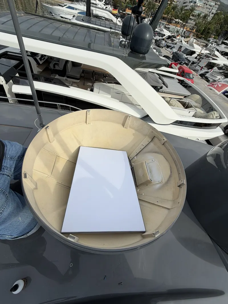 Antena Starlink montada dentro de un radomo abierto en un yate