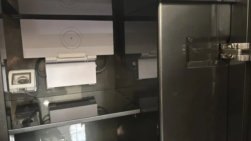Router Starlink y equipos de red instalados en un armario a bordo