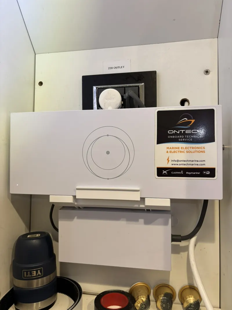 Router Starlink instalado en un armario de equipos a bordo