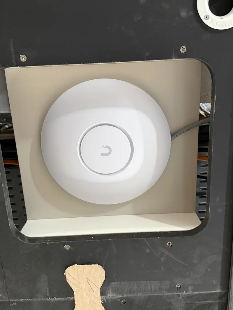 Punto de acceso Wi-Fi instalado en un panel del techo a bordo